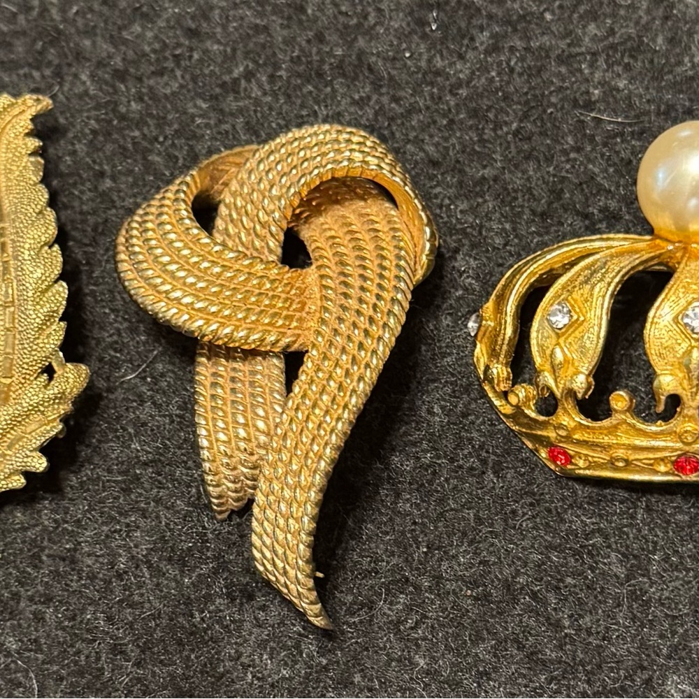 5 Vintage Brooches. No damage.